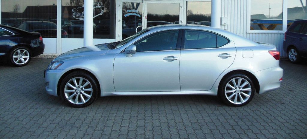 Left hand drive LEXUS IS 220 2.2 D LUXE LINE